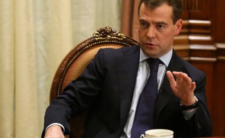 Медведев без толку и до последнего травит российских чиновников