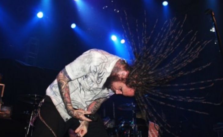 Гитариста метал-группы Korn Брайана Уэлча выписали из красноярской больницы