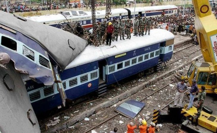 Около 20 человек погибли при столкновении поездов в Индии