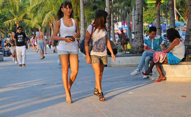 Власти Таиланда отменят комендантский час в курортной зоне