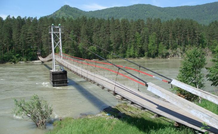 Паводок уничтожил подвесной мост в районе "Царской охоты" в Горном Алтае