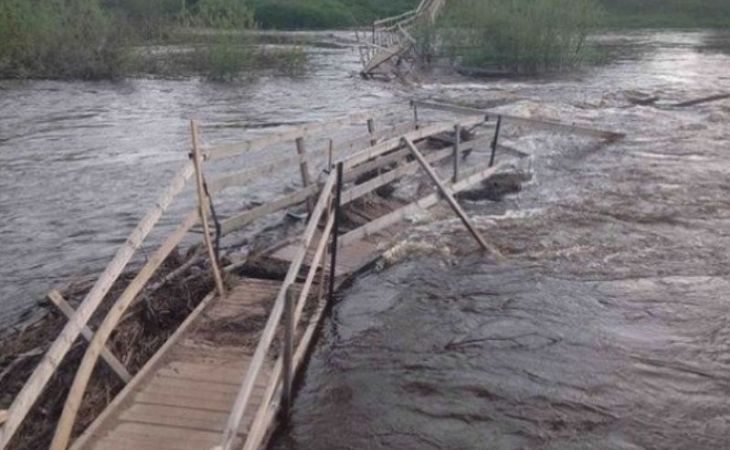 Двух человек смыло на подвесном мосту в Алтайском крае