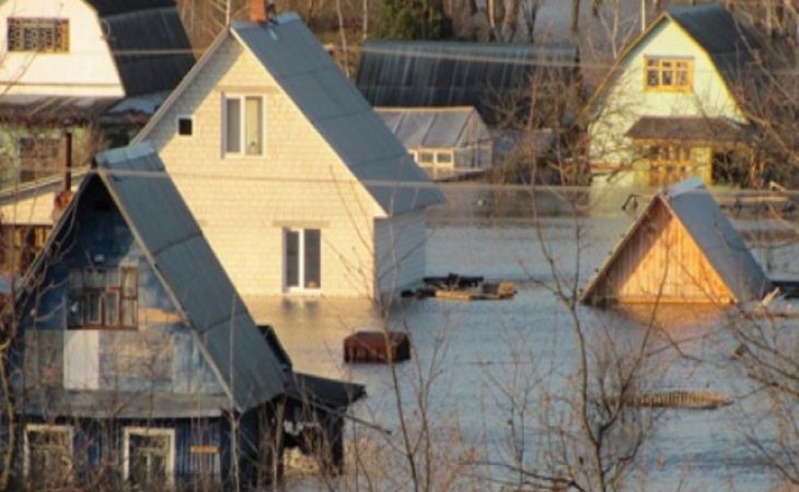 Жители затопленного Быстроистокского района кричат о помощи, сидя на крышах домов