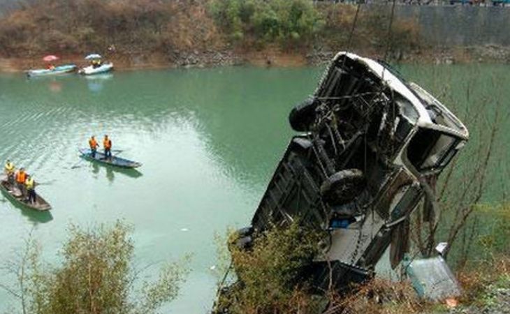 Жертвами падения пассажирского автобуса в Дагестане стали 10 человек