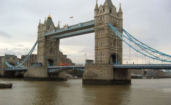 Экскурсионный теплоход врезался в Тауэрский мост в Лондоне, есть пострадавшие