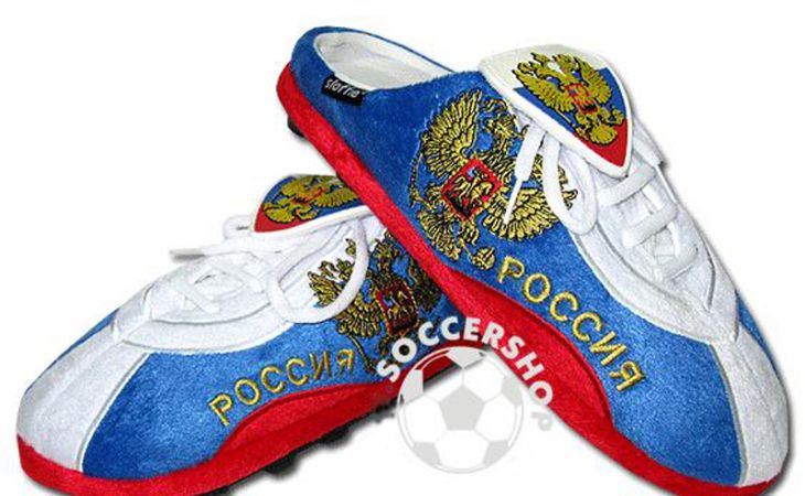 Почти 120 кг макарон и тапочки с российским гербом приготовили для футболистов в Бразилии