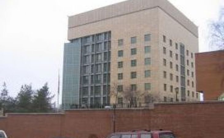 Посольство США в Москве забросали туалетной бумагой