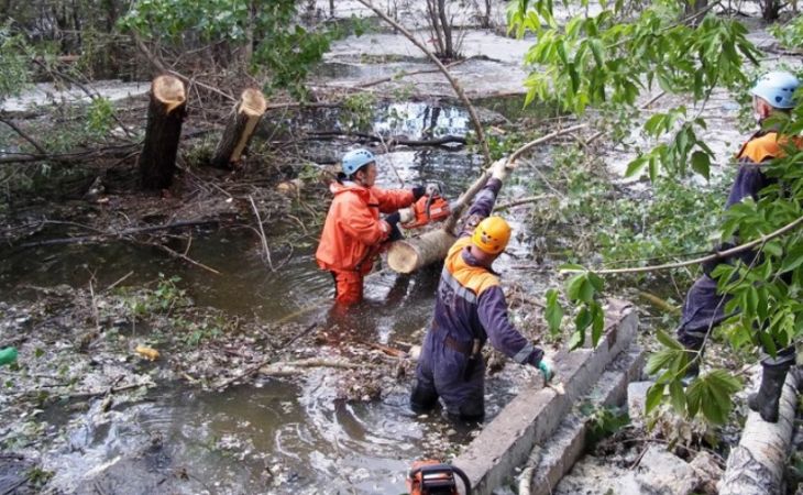 Спасатели начали расчистку пути для ухода воды в поселке Ильича