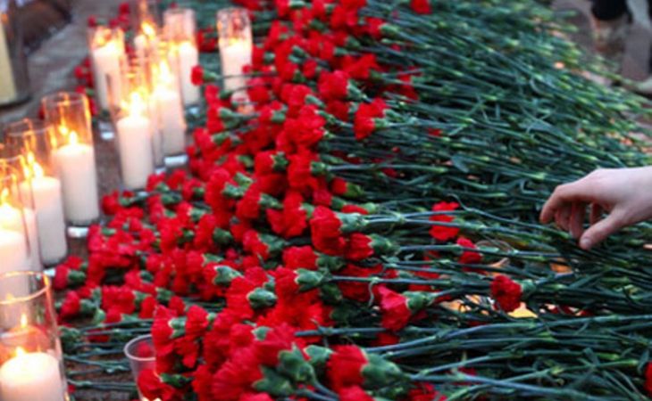 Цветы и свечи несут к зданию ВГТРК в память о погибших журналистах на Украине