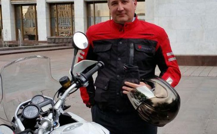 Дмитрий Рогозин пересел на мотоцикл, чтобы не создавать пробки