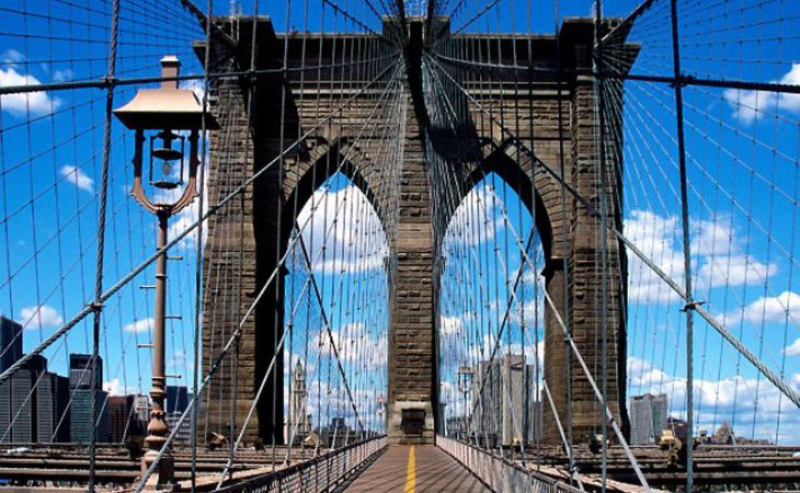 Часть Бруклинского моста обрушилась в Нью-Йорке, есть пострадавшие