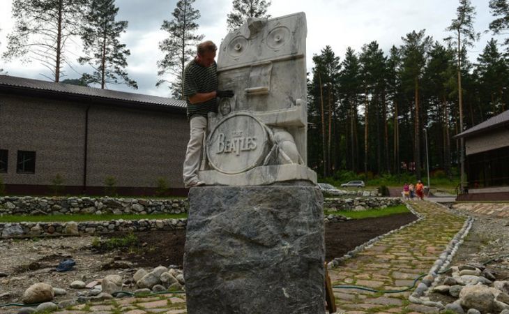 Скульптор Владимир Войчишин установил памятник Джону Леннону на Алтае