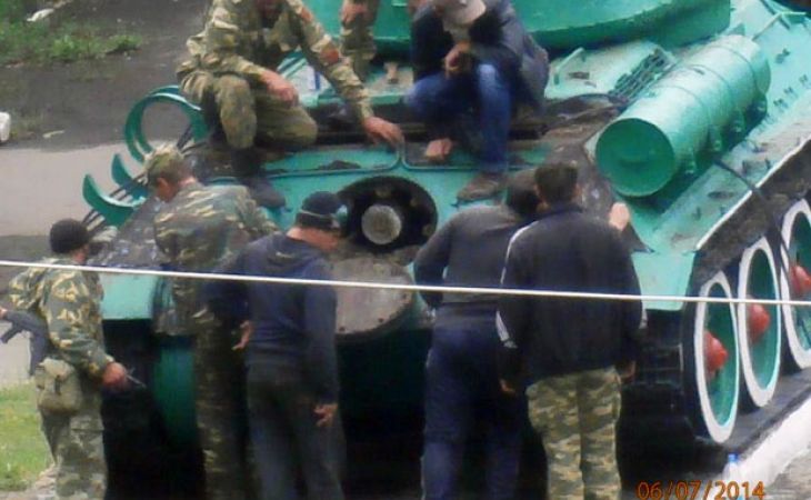 Неизвестные сняли с постамента в городе Антрацит танк времен ВОВ
