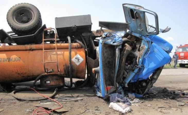 Один человек погиб при столкновении грузовой "Газели" и двух бензовозов в Алтайском крае