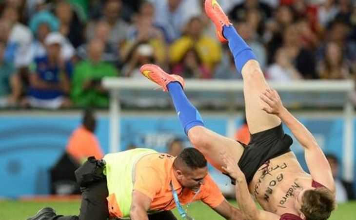 Полуголый россиянин выбежал на поле во время финального матча ЧМ-2014 в Бразилии