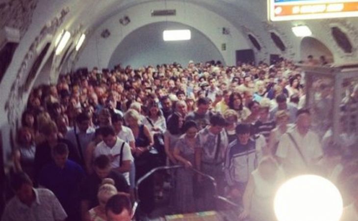 Поезд сошел с рельсов в московском метро во вторник, два человека погибли