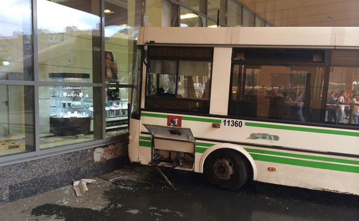 Автобус въехал в витрину торгового центра в Москве, два человека пострадали