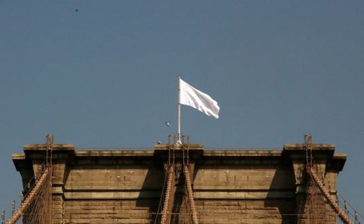 Неизвестные установили белые флаги на Бруклинском мосту в Нью-Йорке