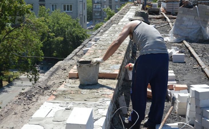 Более 5 млн рублей потребуется на восстановление сгоревшей кровли жилого дома в Барнауле
