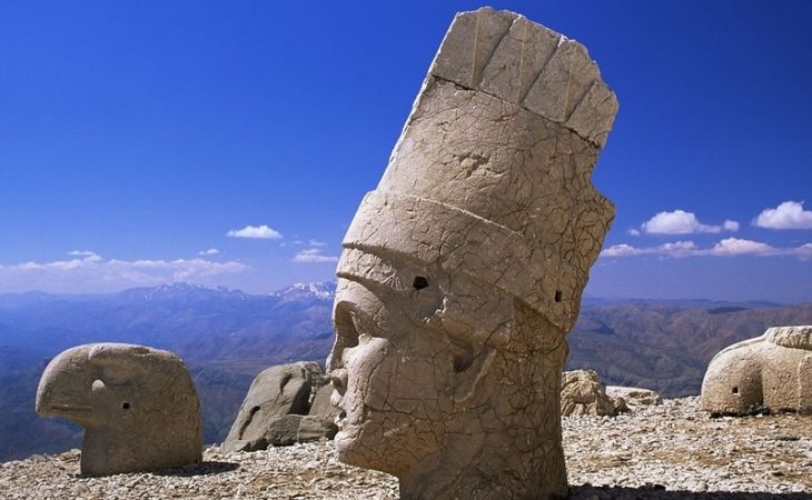 Турция встала на защиту древностей от туристов
