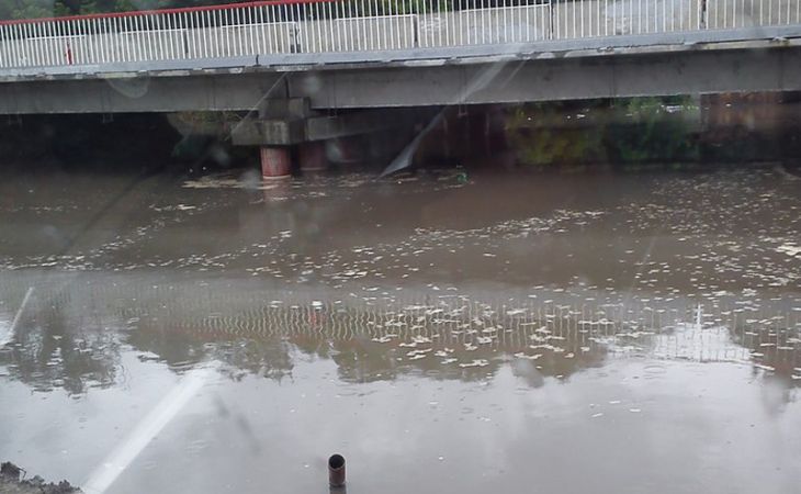 Уровень воды в реке Пивоварке из-за дождей в Барнауле повысился, есть подтопленные объекты