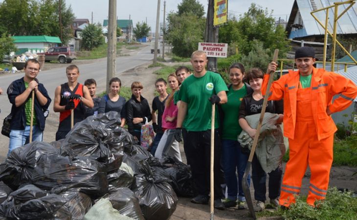 Борцы экологического отряда собрали 60 мешков мусора на берегу реки Пивоварки в Барнауле
