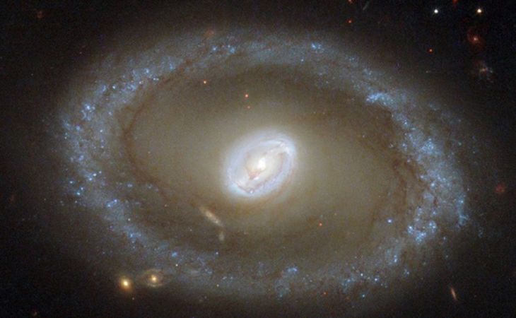 Астрономы обнаружили галактику с эффектом гравитационной линзы