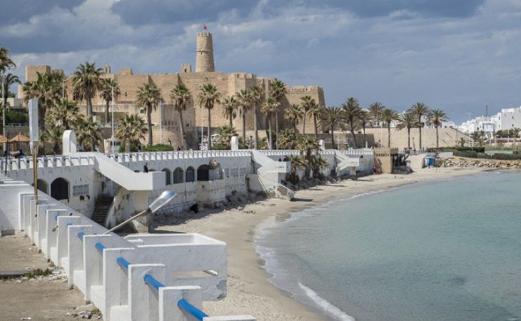 Около 100 российских туристов не могут вернуться на родину из Туниса из-за отмены рейсов