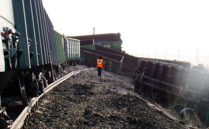 Грузовой поезд сошел с рельсов в Амурской области