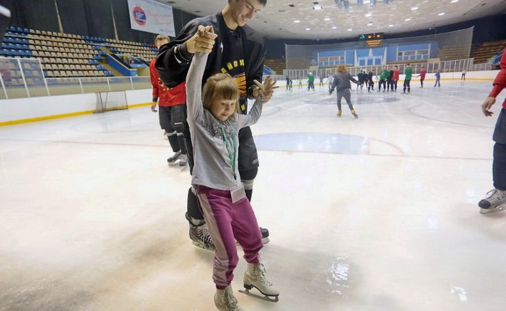 Воспитанники детдома в рамках акции "МХЛ – детям" весь день провели с "Алтайскими Беркутами"