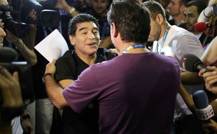 Экс-футболист Диего Марадона дал пощечину журналисту