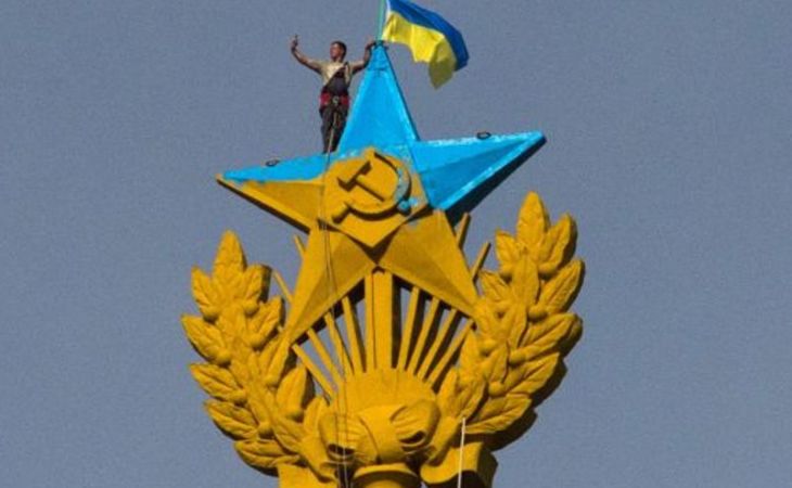 Верхолаз сделал селфи на фоне московской высотки, где размещен снимок Украины
