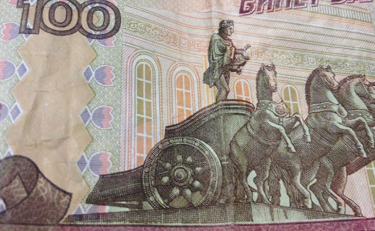 Центробанк не намерен менять дизайн 100-рублевки из-за голого Аполлона