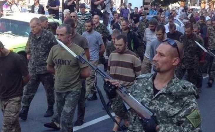 Парад пленных и подбитой техники провели ополченцы в Донецке в День независимости Украины