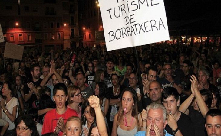 Акция против "алкашей с загранпаспортами" прошла в Барселоне