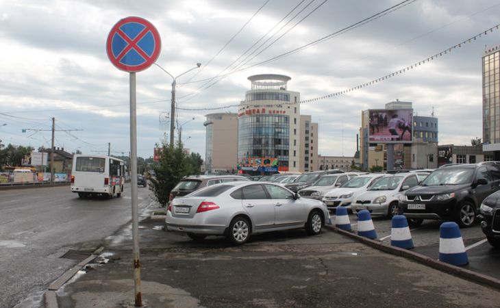 Барнаульцы жалуются на автомобили, припаркованные на тротуаре у ТЦ "Сити-центр"
