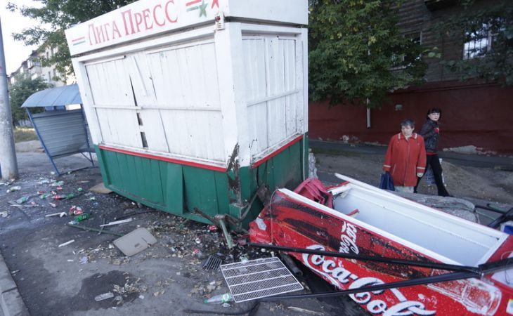Машина врезалась в остановку "Бия" в Барнауле, один человек пострадал