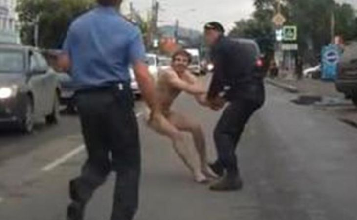 Полиция задержала красноярца, бегающего голым по наполненной машинами улице