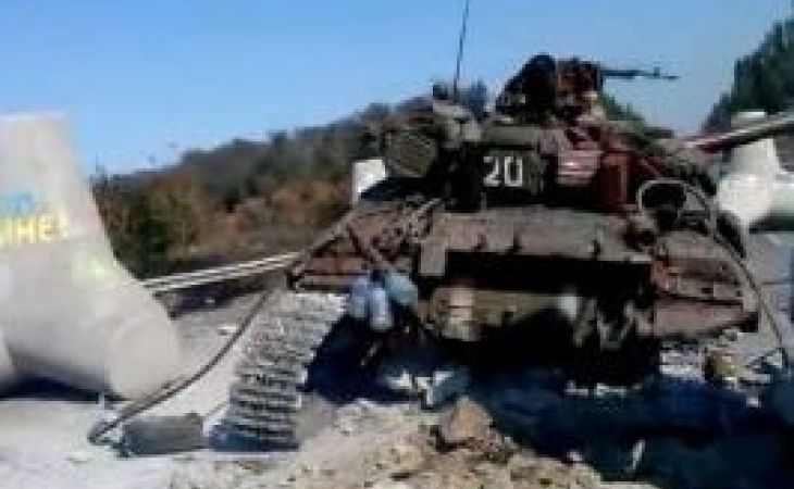 Видео: украинский танк с надписью "На Москву!" ударился в столб "Нет войне!"