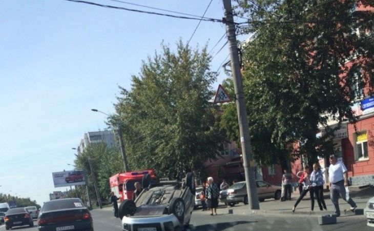 Иномарка перевернулась в результате ДТП в центре Барнаула