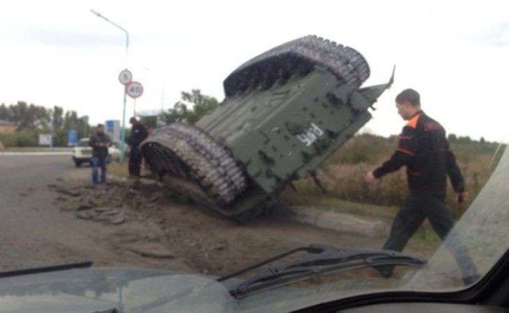 Опрокинутый танк лежит на обочине улицы в Омске