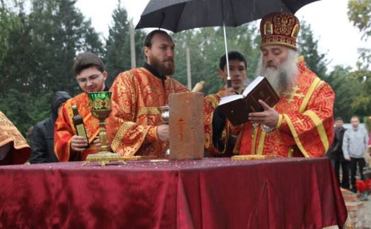 Епископ Сергий освятил будущий храм в Нагорном парке Барнаула