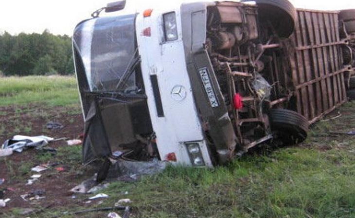 Автобус с туристами перевернулся в Турции, погибли не менее 13 человек
