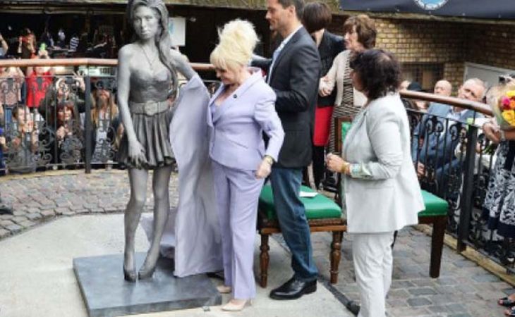 Памятник Эми Уайнхаус в день ее рождения появился в Лондоне