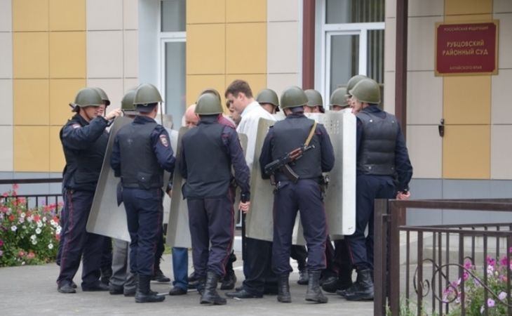 Силовики "освободили" заложников из зала суда в Рубцовске