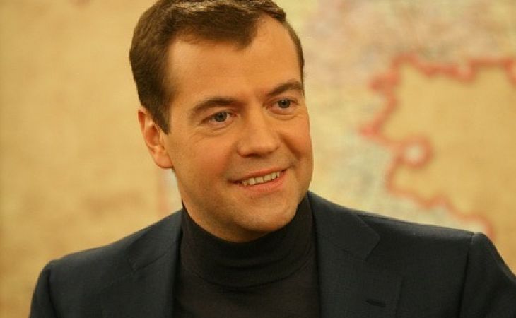 Медведев: Нужно сокращать число чиновников в регионах