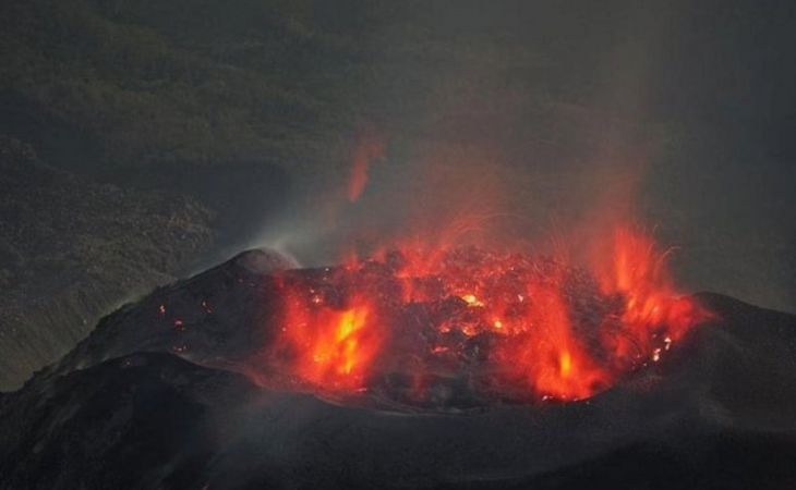 После извержения вулкана Онтаке в Японии пропали более 30 туристов