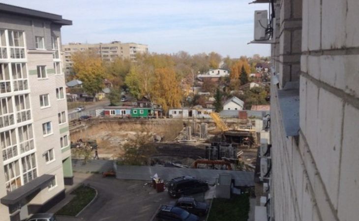 Башенный кран упал на стройке в Барнауле