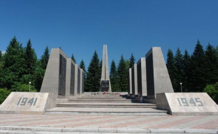 Студент поджёг 17 венков на мемориале в Республике Алтай