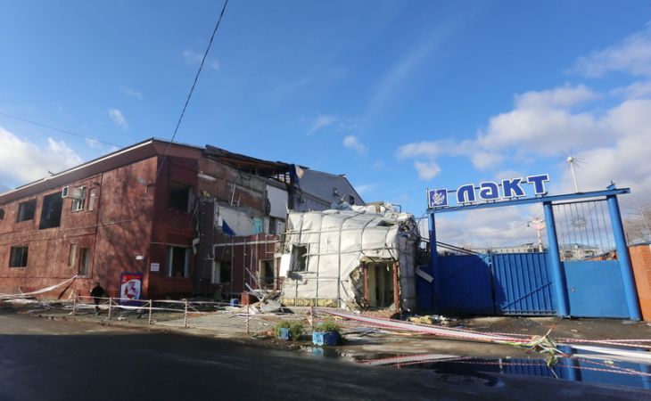 Здание молочного завода "Лакт" начали ломать в Барнауле